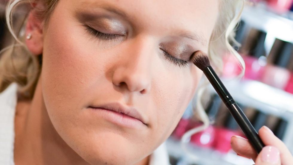 CHOOSING THE PERFECT EYESHADOW COLOR: HOW TO MAKE YOUR EYES POP